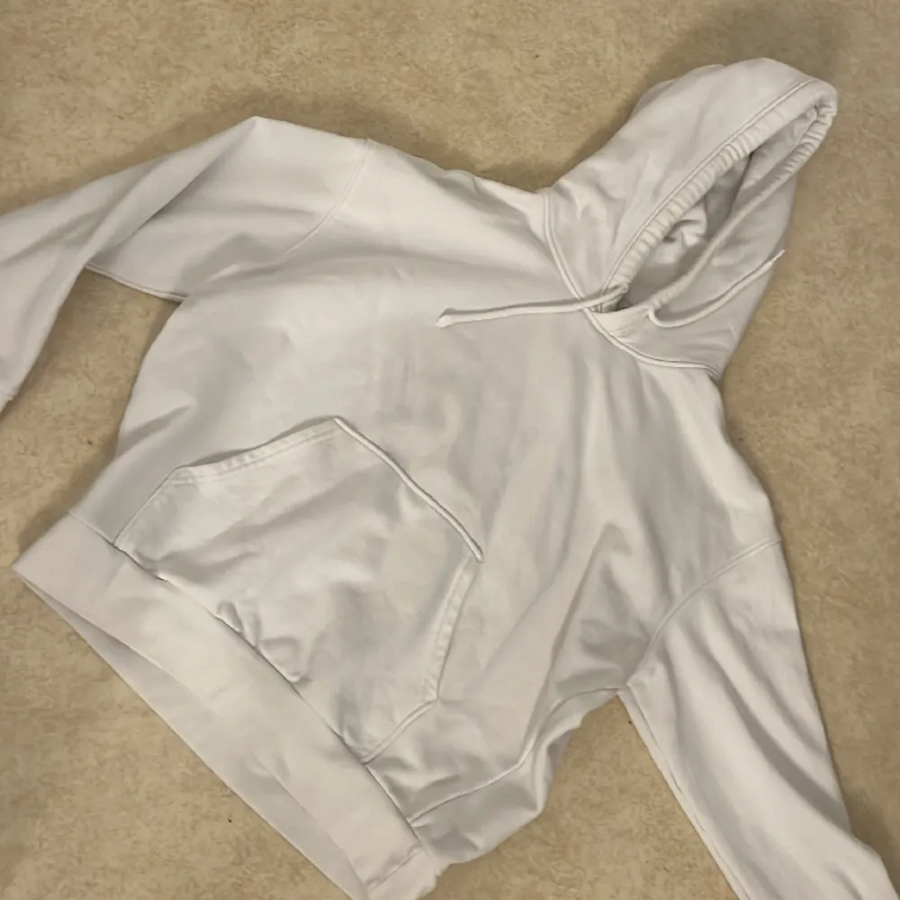 Använd ej köp nu Säljer denna vita hoodie från weekday Bra skick Är i storlek cs men sitter bra på mig som vanliga fall har s/m. Tröjor & Koftor.