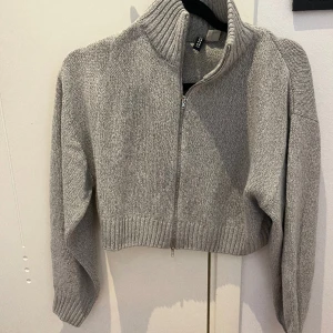 Stickad zip - Stickad zip från hm i grått, nyskick, något croppad 