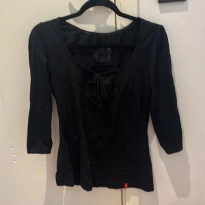 Svart topp - Svart topp  med trekvartärm och urringning, inga defekter 