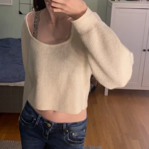 Stickad Beige Tröja - Säljer dessa pga att den inte används, original pris: 199, säljer för 70 inkl frakt 📦 Storlek: M! Kom priv för frågor 🪽
