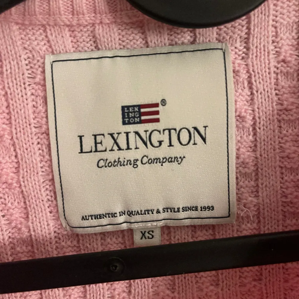 Jättefin tröja från lexington, endast använd 1 gång o därmed helt oskadad, jättefint skick, storlek xs men skulle även säga att den passar en s💕. Stickat.