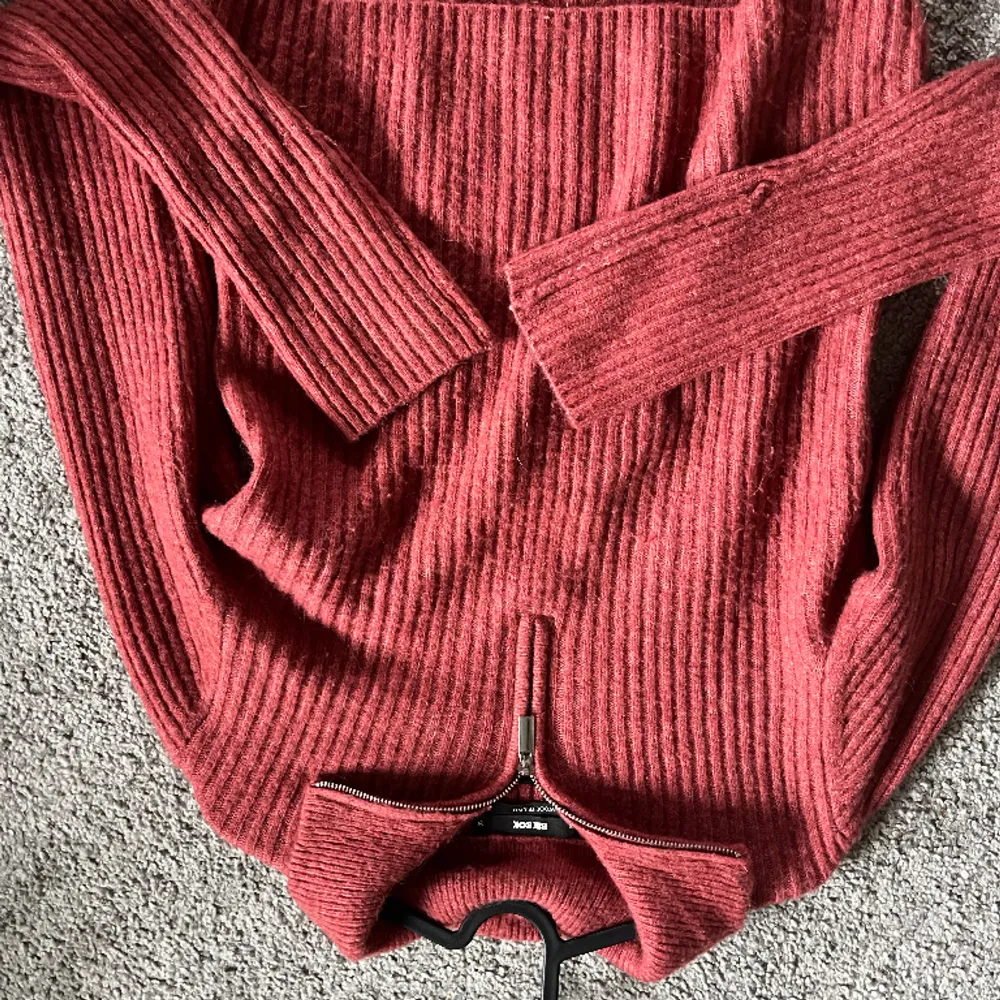 Säljer denna trendiga BIK BOK tröjan då den inte kommer till andvändning. Den är endast testad då den inte riktigt är min färg, jätte Bra skick. Stickat.