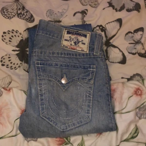 True religion jeans  - Snygga trues som är modellen straight dom är rätt så långa men är uppsydd så de ska passa, enkel tråd så man kan ta bort och justera längd. Skriv för fler bilder🫶🙌