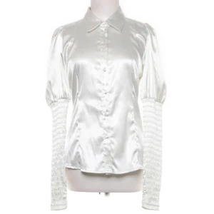 Silkesblus  - Snygg blus i silkesmaterial från Gina tricot 