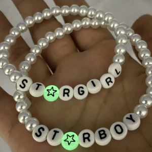 Par armband  - Säljer ett sett par armband fin och lyser i mörkret 