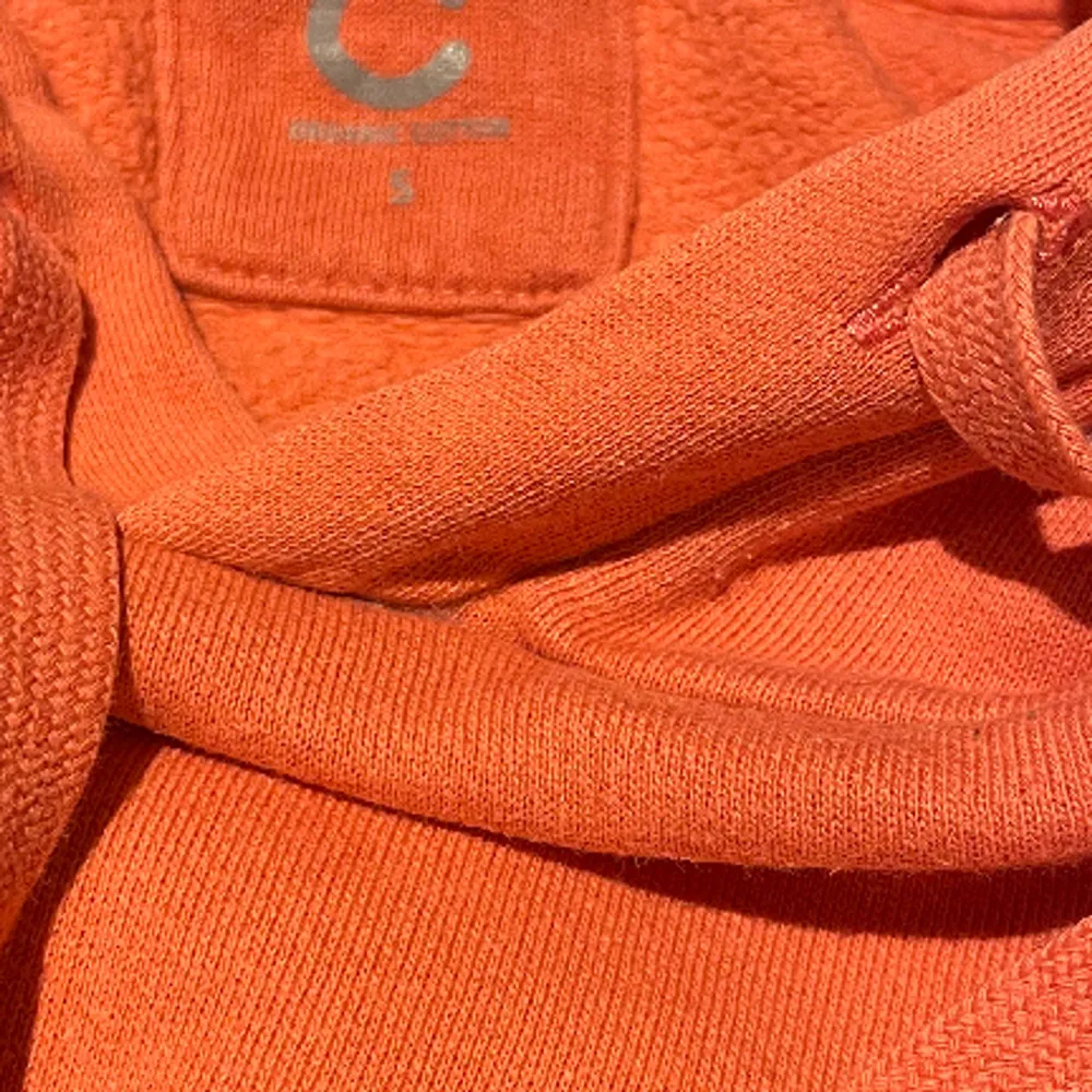 Riktigt snygg hoodie i orange. Skriv vid ytterligare frågor.. Hoodies.