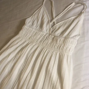 Sommar klänning - Säljer denna vita sommarklänning från Gina tricot som tyvärr inte kommit till användning 