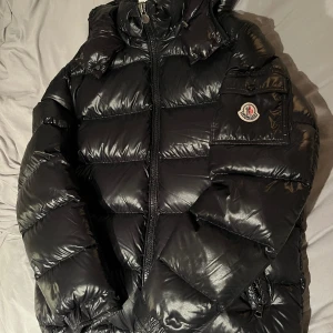 Moncler maya - Jag säljer min svarta moncler maya. Den är i 9,5 i skick. Den är storlek 3, M/L Moncler galja kommer med inget annat og.
