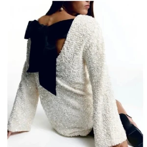 Paljett och Rosett klänning H&M - Överväger att sälja denna så fina och helt slutsålda klänningen från H&M i storlek XS som är så gott som ny, bara använd en gång, vid ett bra bud (första bilden är lånad men det är så den sitter på)