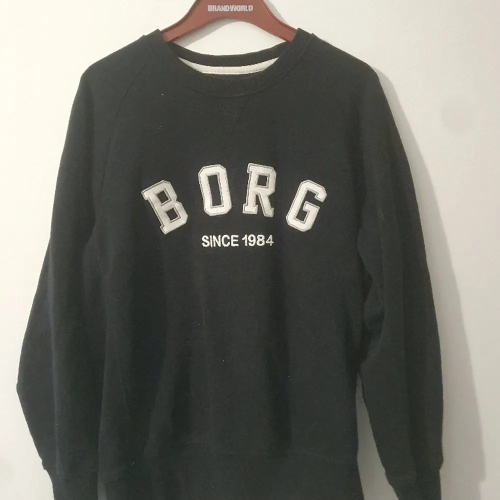 Tjena säljer nu dena sköna och stiliga Björn Borg tröja. Anledningen är att den tyvärr blivit för liten. Den passar S så väl som Xs.. Neuletakit & Villapaidat.