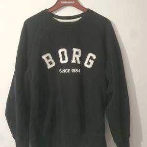 Tjena säljer nu dena sköna och stiliga Björn Borg tröja. Anledningen är att den tyvärr blivit för liten. Den passar S så väl som Xs.