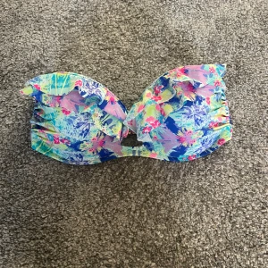 Bikini överdel - Bikini överdel från Victoria’S Secret.  I strl 32DD jag skulle säga att det motsvarar typ 75D. Köparen står för frakten.✉️