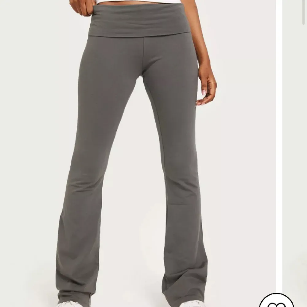 Ett par mörkgråa yoga pants från Nelly. Endast använda ett fåtal gånger. Bra kvalitet och sitter superbra på. Nypris på hemsidan 299🥰. Jeans & Byxor.