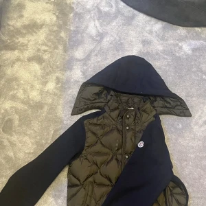 Moncler Cardigan - En mörkblå och grön moncler cardigan i bra skick 8/10. Säljer denna därför att den inte kom till sånn stor användning för mig. 