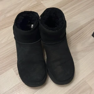UGGS - Svarta uggs i bra skick. Har blivit ett litet hål där man drar på skon (se bild)