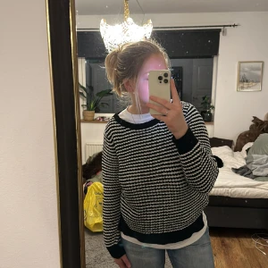 Stickad tröja - Hålstickad tröja (kolla sista bilden). Supersöt! Används ej därav att jag säljer😊Står L men skulle säga S/M