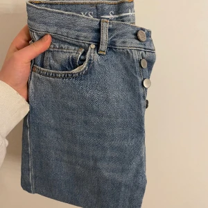 Jeans - Blå jeans från bikbok, fint skick. Inte så stretchiga. Varen tajta eller vida, mer likt ”mom-jeans”.