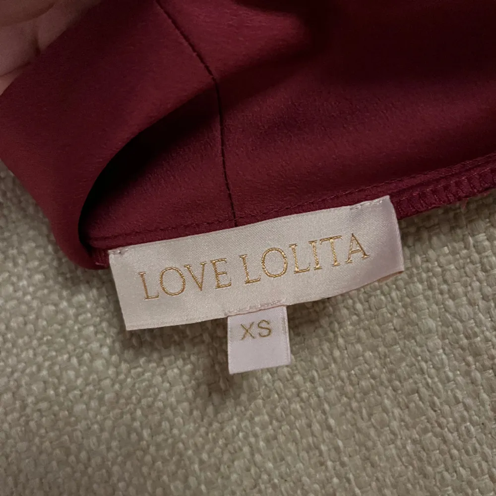 Säljer en Love Lolita omlottklänning i stl xs.  Färgen är i mörklila.  Använd vid ett tillfälle, därav i mycket fint skick.. Klänningar.