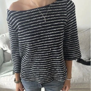 Trekvartsärm tröja - Säljer denna jätte fina trekvartärm tröja som jag har köpt här på Plick! Bilderna är från den jag köpte från! Är i storlek XS men passar mig som brukar bära S💕🥰