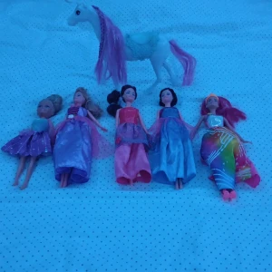 5 barbie en häst och massa tillbehör - Fina färger i nyskick