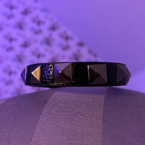 Nit-armband Valentino dupe - Valentino armband dupe, materialet känns grovt och bra och det är silver nitar på. Använd endast runt två gånger. Köpt för 400kr.