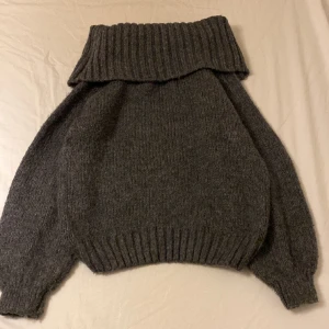 Off shoulder stickad tröja - Storlek S/M/L (stretchig) Grå 