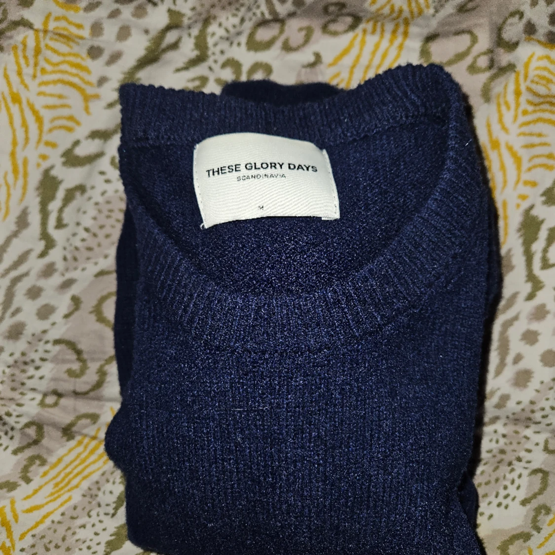 Navy ulltröja från These Glory Days