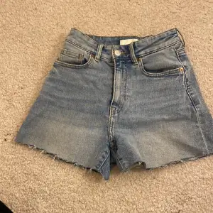 Ett par jeans shorts från H&M. Använd ett fåtal gånger men är fortfarande i fint skick. Perfekt för sommaren! 