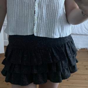 Snygg tweed kjol med volanger och dragkedja bak. Köpt second hand i Paris