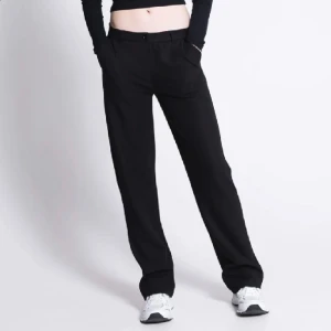 Lågmidjade kostymbyxor  - Säljer ett par lågmidjade kostymbyxor, använda max 1 gång. Sitter skit snyggt och är jätte fina men säljer eftersom att jag tycker att dom är lite för korta på mig.