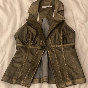 Guldväst - PRISET KAN DISKUTERAS Guldig väst  I bra skick 