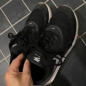 Nike Air Max Thea - Använda en kort säsong så dom är i gott skick. Nypris över 700kr.  Stl 37,5 men känns mindre. Har i vanlig fall 36,5-37 i storlek. 