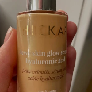 Glow serum från hickap - Dewy skin glow drops serum hyaluronic acid. Endast testad , skulle säga ca 80% kvar✨nypris 348kr!