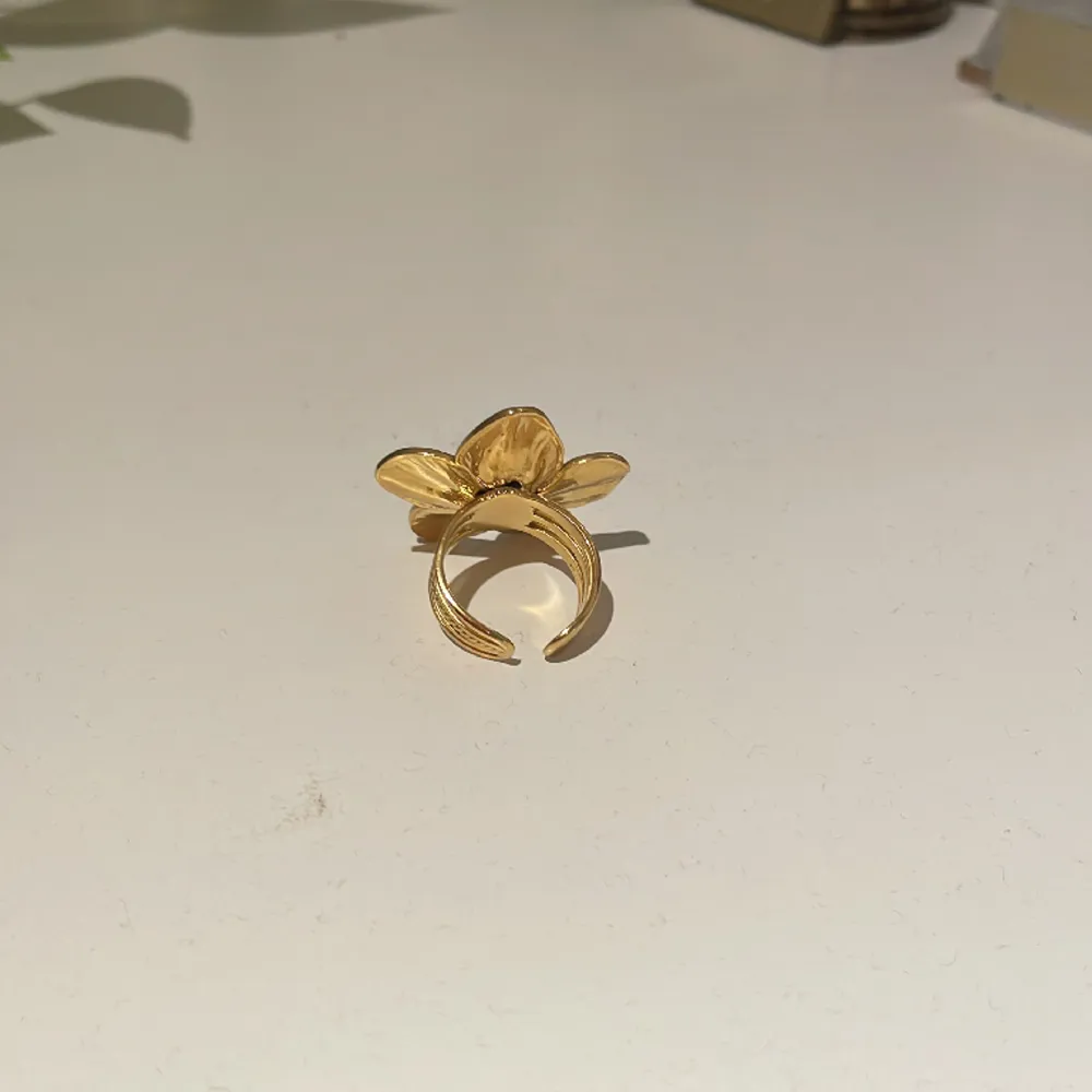 Jag säljer den här fina blom ringen i guld!❣️Jag köpte den för 104kr från början och eftersom den inte är använd mycket så säljer jag den nu för 80kr + frakt. OBS tar bara imot swish❤️. Accessoarer.