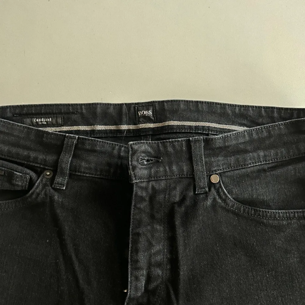 Svarta Hugo Boss jeans som är tapered. Sjukt snygga och sjukt sköna med bra stretch i en färg som aldrig går ut heller! Storleken på dom är 32/30. Jeans & Byxor.