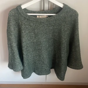 Stickad t-shirt - Säljer denna jättefina mörkgröna stickade t-shirten från peppercorn som inte säljs längre. Superfint skick och använd sparsamt. Vid frågor eller bilder hör av dig💕