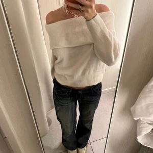 Stickad off shoulder tröja  - Säljer denna populära stickade off shoulder tröjan från H&M 💕 Storlek XS men passar XS-M. (Lånade bilder, be om egna)