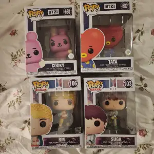 Bts och bt21 funko pops som it görs längre!  Rm och Suga har lite märken på lådan. Både säljs för 100kr.  Båda BT21 har lite skador och säljs för 80kr!!  Skriv om du vill ge lite lägre pris!