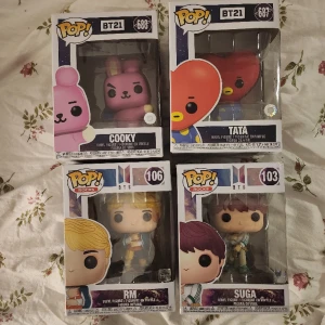 BTS, BT21 funko pops! - Bts och bt21 funko pops som it görs längre!  Rm och Suga har lite märken på lådan. Både säljs för 100kr.  Båda BT21 har lite skador och säljs för 80kr!!  Skriv om du vill ge lite lägre pris!
