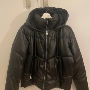 Jacka från Zara  - Jag säljer denna knappt använda jackan från Zara i storlek xs från förra vintern då den inte riktigt var min stil. Jackan har inga som helst fel eller skador. Bra att veta kan vara att jackan är oversized (jag har egentligen storlek S-M). 