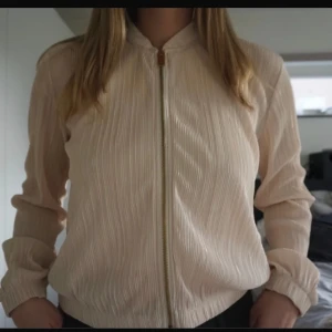 Kofta  - Kofta från Gina tricot. Storlek S. 