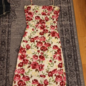 Blommig klänning - Blommig finklänning i storlek xs. Skriv vid frågor💕
