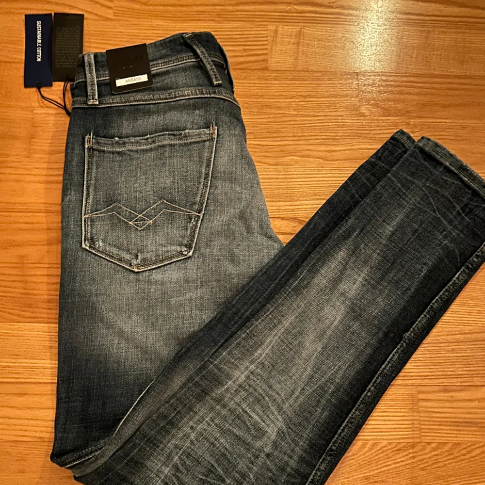 Helt nya aged replay anbass jeans. Modellen är straight leg. Färgen är blå denim. Skriv gärna i dm vid frågor och funderingar.. Jeans & Byxor.
