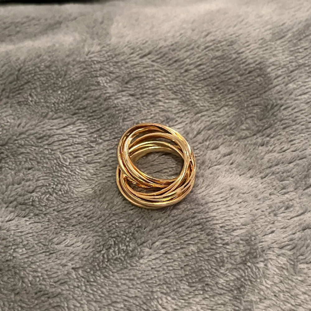 Säljer en superfin guldring som aldrig är använd, är superfin och unik ring 🤍Säljer för 45kr. Accessoarer.