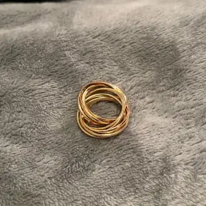 Säljer en superfin guldring som aldrig är använd, är superfin och unik ring 🤍Säljer för 45kr