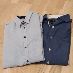 Blå skjortor - Två eleganta blåa skjortor från savvy citizen i storlek XL, super fin passform!  Den ljusa är i perfekt skick utan några skavanker. Den mörka har en missfägning på insidan av kragen som ännu inte behandlats. Men det bör inte synas vid användning👍 