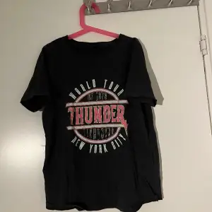 Fin t-shirt från Gina Tricot i ett bra skick trots använd.  