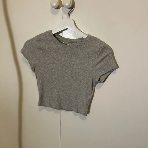 Grå topp - Så bekväm crop topp finns även i svart 