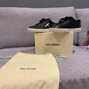 Axel arigato clean 90 bird black - Säljer dessa sjukt snygga Axel arigato clean 90 bird i storlek 41. Nypris 2650kr mitt pris 849kr.Obs!Skorna är i väldigt bra skick och använda fåtal gånger Medföljer skokartong och dustbag med ”Axel arigato” tryck på💥 Pass på medans det är fri frakt