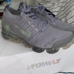 Nike Air Max Flyknit 3 - Nike air Max flyknit 3  Grå grön  Storlek 44 men passar även 43 QR kod finns på boxen och i skorna  Köpta för 4000 Säljer för 2500, går att diskutera vid snabb affär Går även att byta 